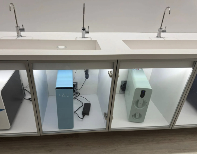 osmosis inversa compacta latt instalada bajo fregadero cocina